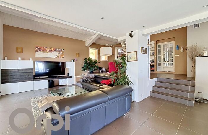 Élégante Propriété avec Vue Dominante • Piscine, Suite Parentale & Studio Indépendant — photo 5
