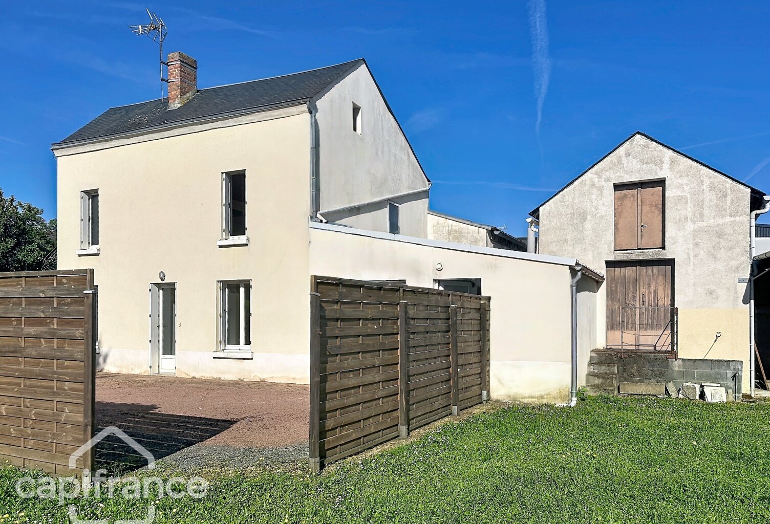 Volume et Potentiel : A vendre … Un grand atelier Indépendant et une maison 4 pièces - THOUARS (79) — photo 1