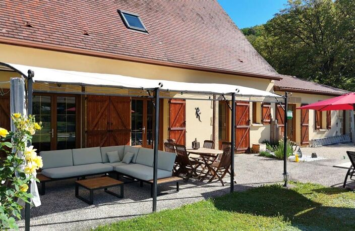 Ensemble contemporain avec maison principale, gîte indépendant, piscine chauffée et vaste terrain — photo 3