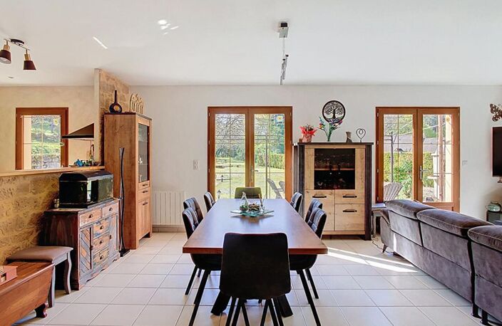 Ensemble contemporain avec maison principale, gîte indépendant, piscine chauffée et vaste terrain — photo 5