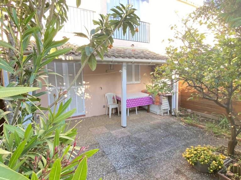 QUARTIER DU PORT 2 PIECES CABINE AVEC JARDIN ET TERRASSE — photo 1