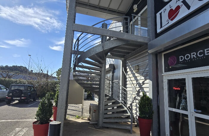 à louer local professionnel de 70 m2 situé au Tannes Basses — photo 3