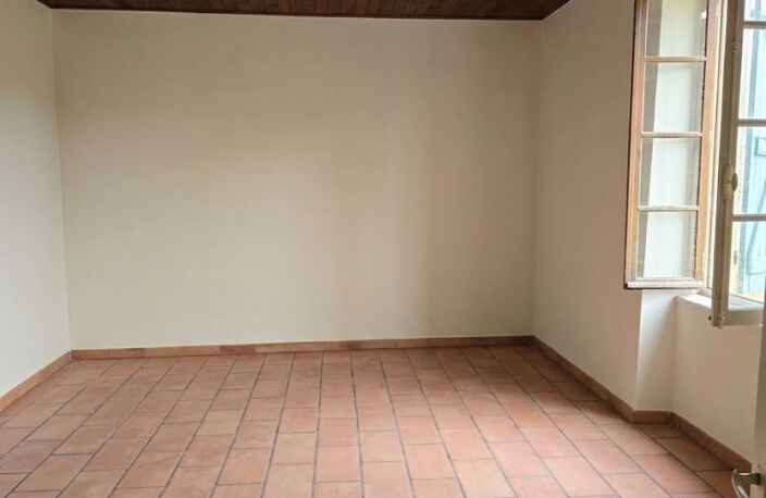 A Tonneins, maison de 110 m² environ ancienne avec fort potentiel, travaux à prévoir. Combles aménageables avec grande hauteur sous plafond. garage, chai, terrain de 14 989 m² — photo 4