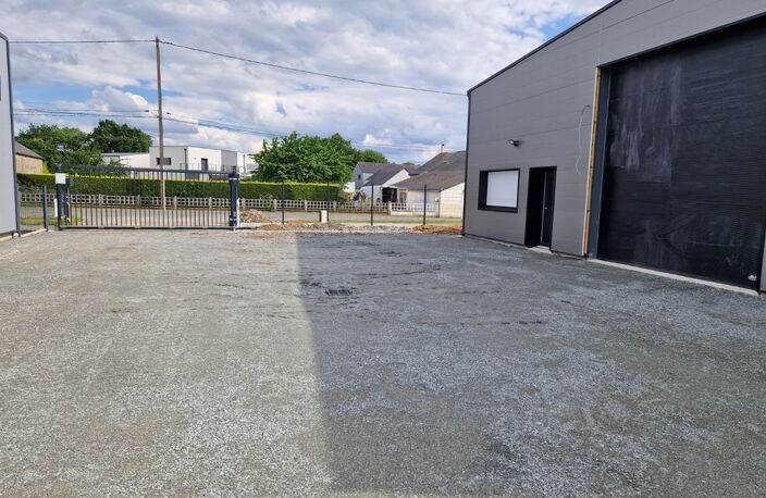 Bâtiment artisanal de 320m² à louer à La Pommeraye — photo 2