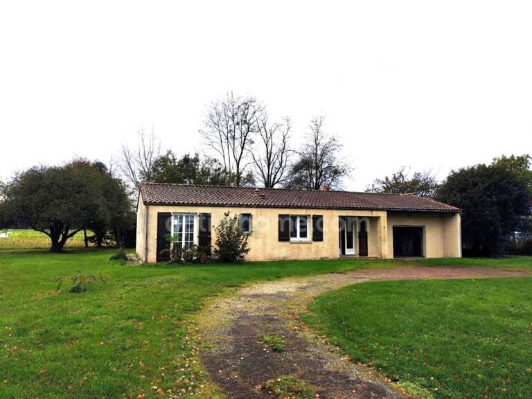 Maison à vendre 4 pièces VARZAY (17) — photo 1