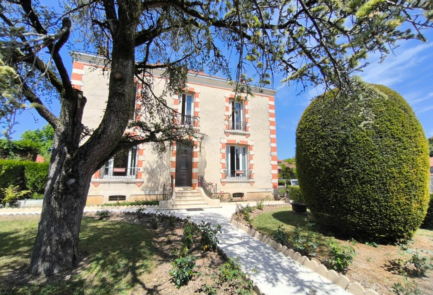 Charme de l'Ancien et volumes Exceptionnels "Maison de Maître à Rénover" — photo 1