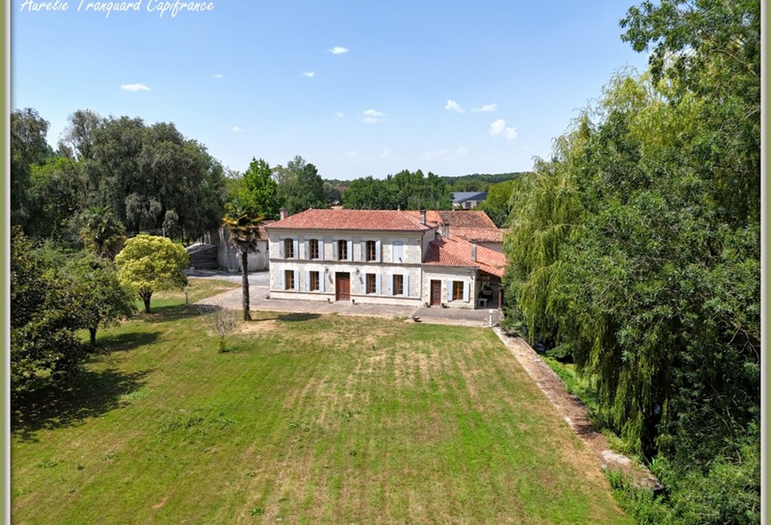 Maison BOURGEOISE à vendre 6 pièces + DEPENDANCES,  à FONTENET (17400) composée de 4 chambres, bordée d'un petit ruisseau et 6300m² de terrain — photo 1