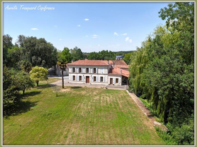 Maison BOURGEOISE à vendre 6 pièces + DEPENDANCES,  à FONTENET (17400) composée de 4 chambres, bordée d'un petit ruisseau et 6300m² de terrain — photo 1