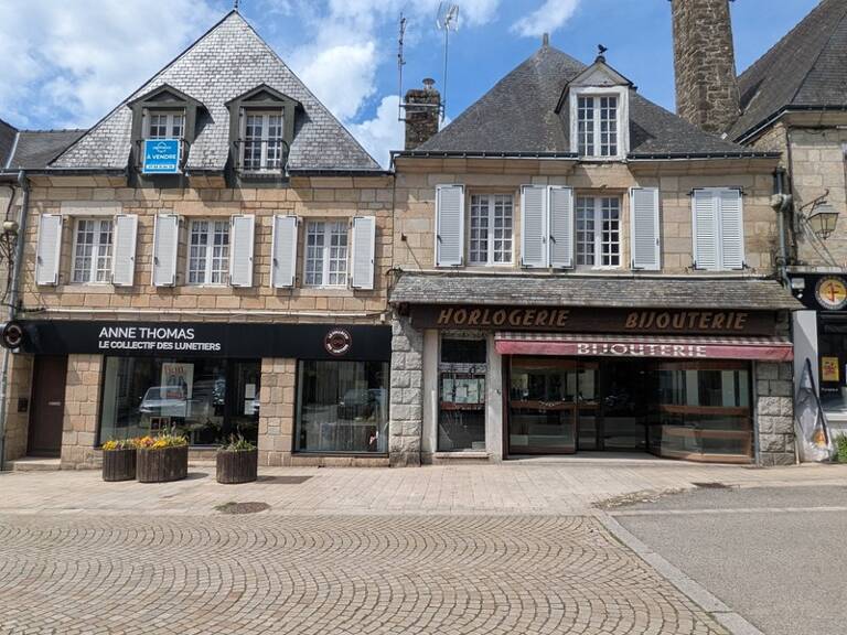 GUEMENE SUR SCORFF IMMEUBLE DE RAPPORT COMPOSÉ D' UN APPARTEMENT DE 153m² ENVION, D UN STUDIO DE 38m2 LOCAUX COMMERCIAUX, 1 MAISON EN PIERRE SOUS ARDOISES À RÉNOVER UNE PARCELLE DE 698m² — photo 1