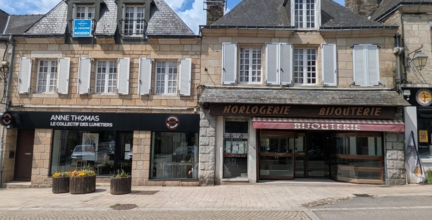 GUEMENE SUR SCORFF IMMEUBLE DE RAPPORT COMPOSÉ D' UN APPARTEMENT DE 153m² ENVION, D UN STUDIO DE 38m2 LOCAUX COMMERCIAUX, 1 MAISON EN PIERRE SOUS ARDOISES À RÉNOVER UNE PARCELLE DE 698m² — photo 1