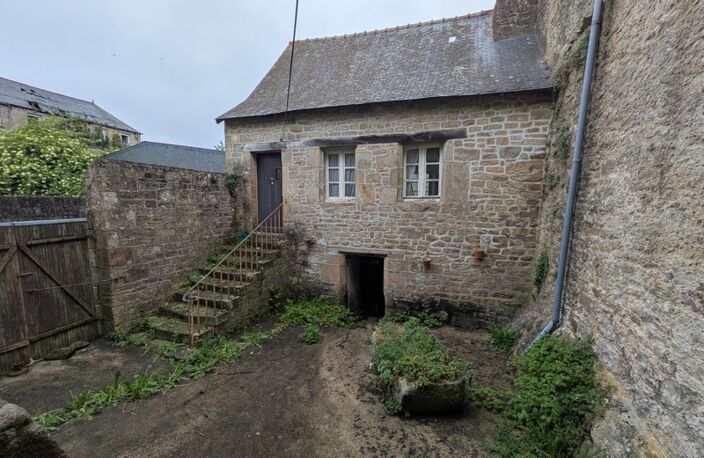 GUEMENE SUR SCORFF IMMEUBLE DE RAPPORT COMPOSÉ D' UN APPARTEMENT DE 153m² ENVION, D UN STUDIO DE 38m2 LOCAUX COMMERCIAUX, 1 MAISON EN PIERRE SOUS ARDOISES À RÉNOVER UNE PARCELLE DE 698m² — photo 2