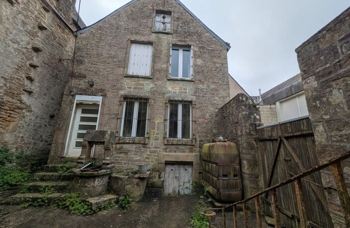 GUEMENE SUR SCORFF IMMEUBLE DE RAPPORT COMPOSÉ D' UN APPARTEMENT DE 153m² ENVION, D UN STUDIO DE 38m2 LOCAUX COMMERCIAUX, 1 MAISON EN PIERRE SOUS ARDOISES À RÉNOVER UNE PARCELLE DE 698m² — photo 3
