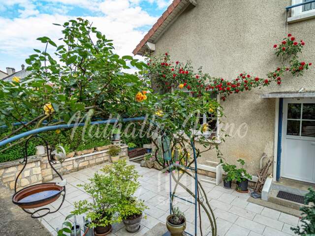 4 chambres, beau jardin, proximité gare commerces — photo du bien