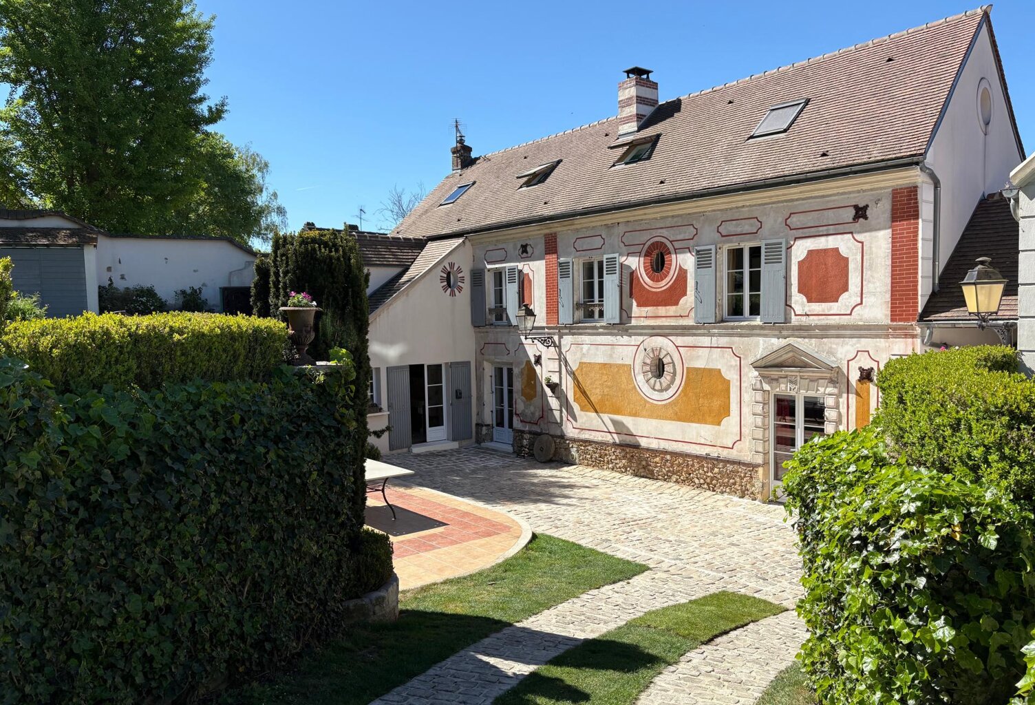MAISON DE MAITRE AVEC DEPENDANCES — photo 1