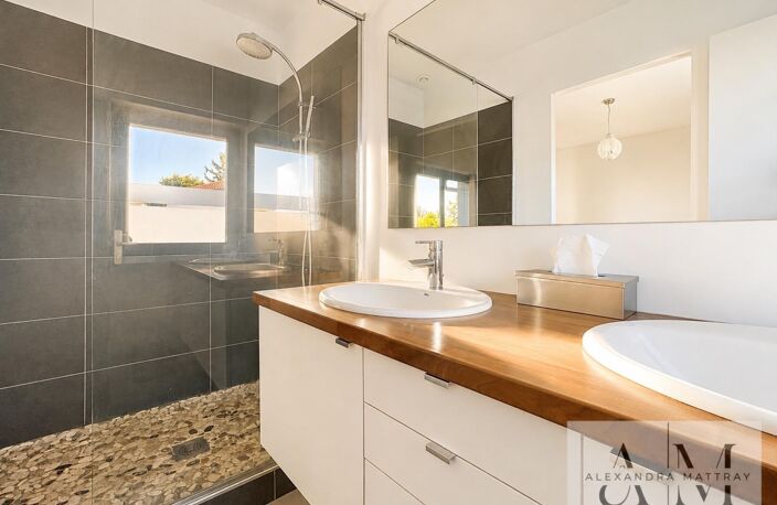 BORDEAUX CAUDÉRAN  PARC BORDELAIS | MAISON FAMILIALE  164 M²  4/5 CHAMBRES  PISCINE CHAUFFÉE  STATIONNEMENT — photo 5