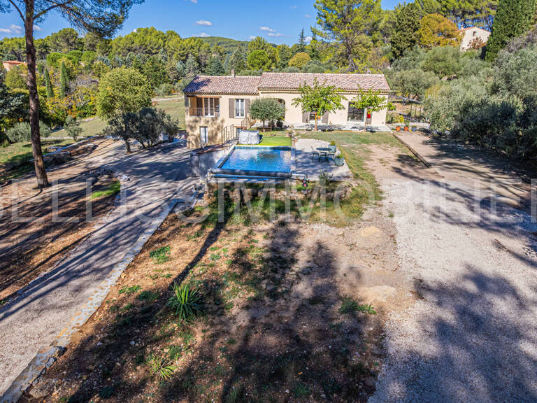 Maison de plain-pied avec piscine et agréable terrain boisé — photo 1