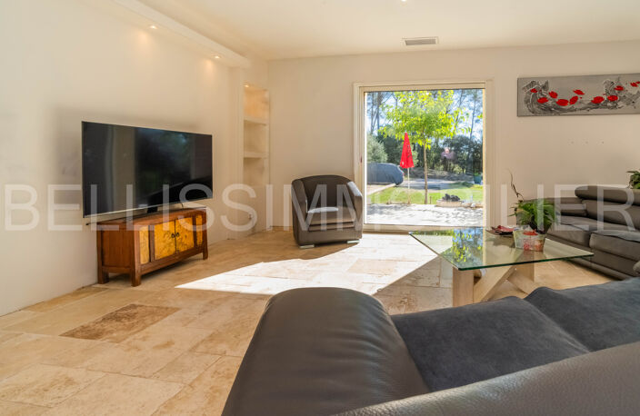 Maison de plain-pied avec piscine et agréable terrain boisé — photo 4
