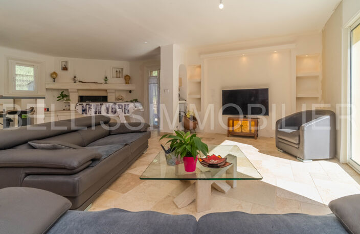 Maison de plain-pied avec piscine et agréable terrain boisé — photo 5