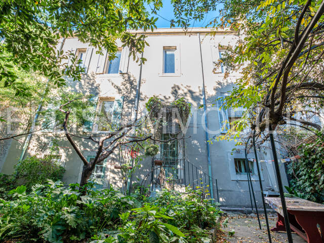 Maison de ville d'époque 1900 avec ravissant jardin arboré — photo du bien