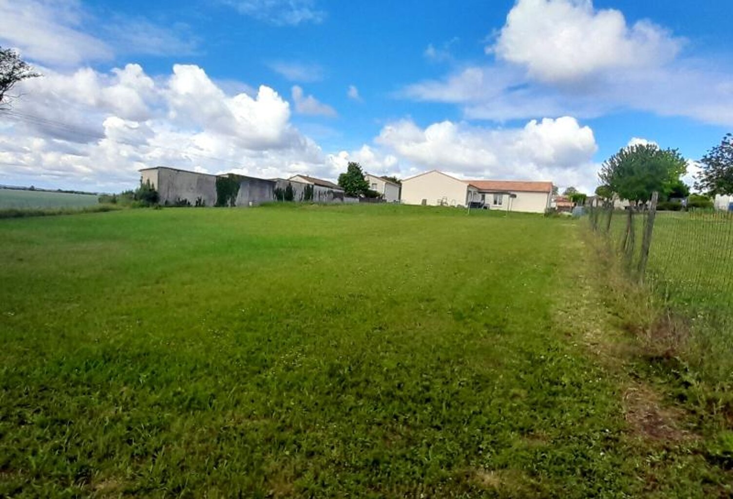 Terrain à bâtir viabilisé de 847,00 m² CHAMPNIERS (16) — photo 1