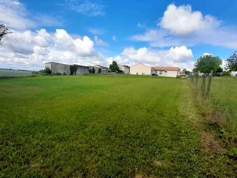 Terrain à bâtir viabilisé de 847,00 m² CHAMPNIERS (16) — photo 1