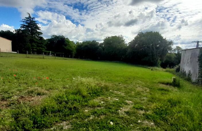 Terrain à bâtir viabilisé de 847,00 m² CHAMPNIERS (16) — photo 3