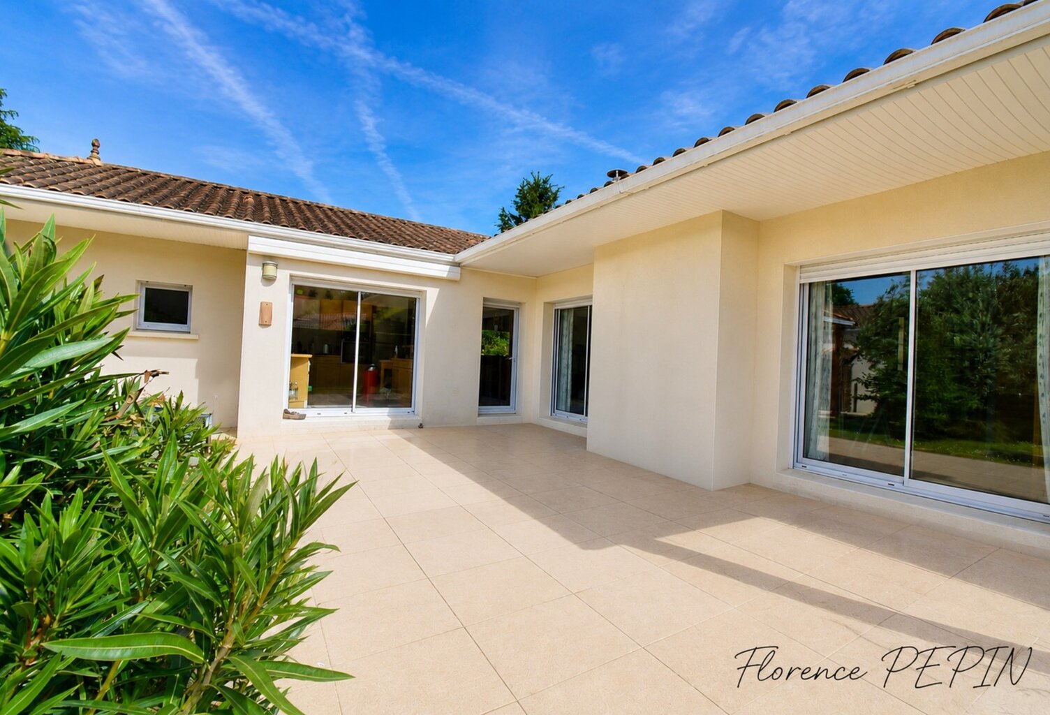 Maison de plain-pied avec piscine — photo 1