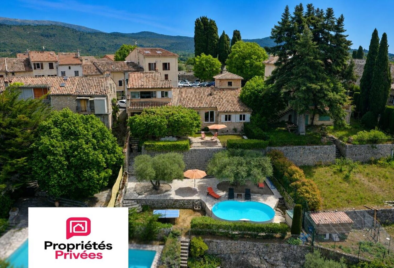 DEMEURE UNIQUE DANS VILLAGE PROVENCAL AVEC VUE EXCEPTIONNELLE — photo 1