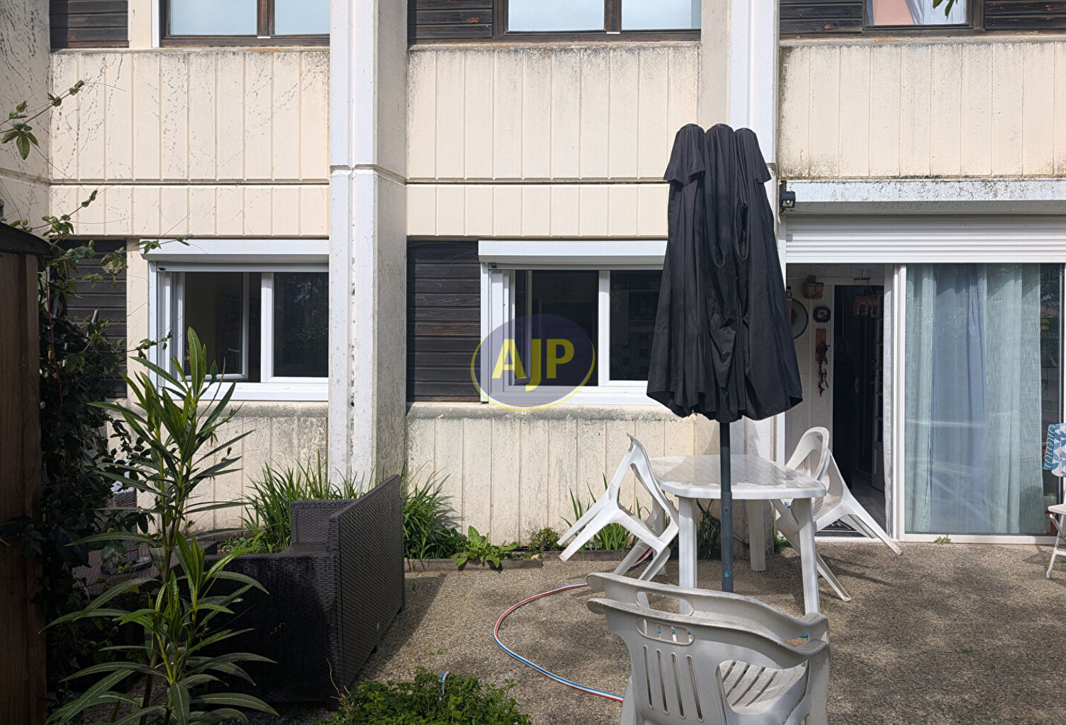 Appartement T2, jardinet et place de parking — photo 1