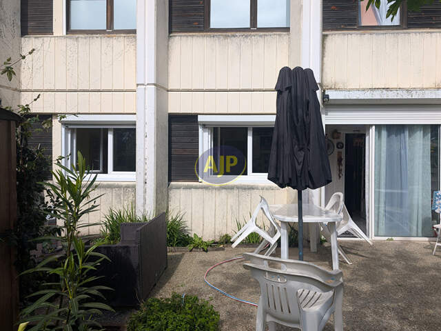Appartement T2, jardinet et place de parking — photo du bien