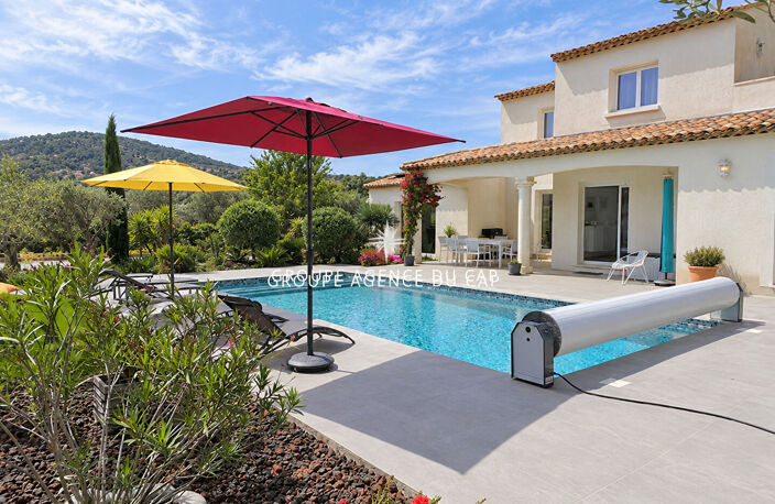 À VENDRE VILLA 6 PIÈCES, 185 M² AVEC 4 CHAMBRES PISCINE ET GARAGE, À SAINT-AYGULF — photo 2