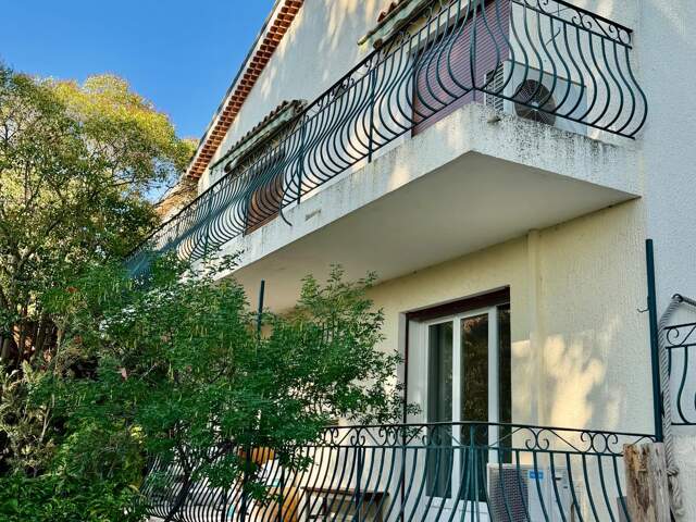Serinette , grande maison familiale — photo du bien