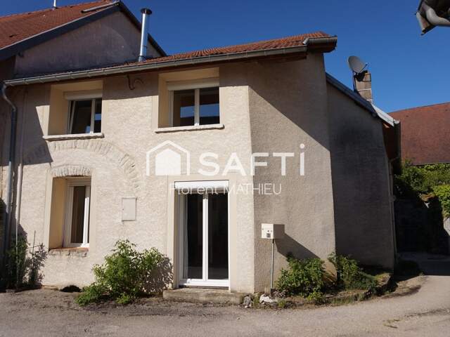 Maison de village au calme de 142 m² totalement rénovée en 2001 avec 3 chambres. — photo du bien