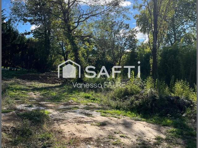 Terrain 840m2 constructible et libre constructeur — photo du bien