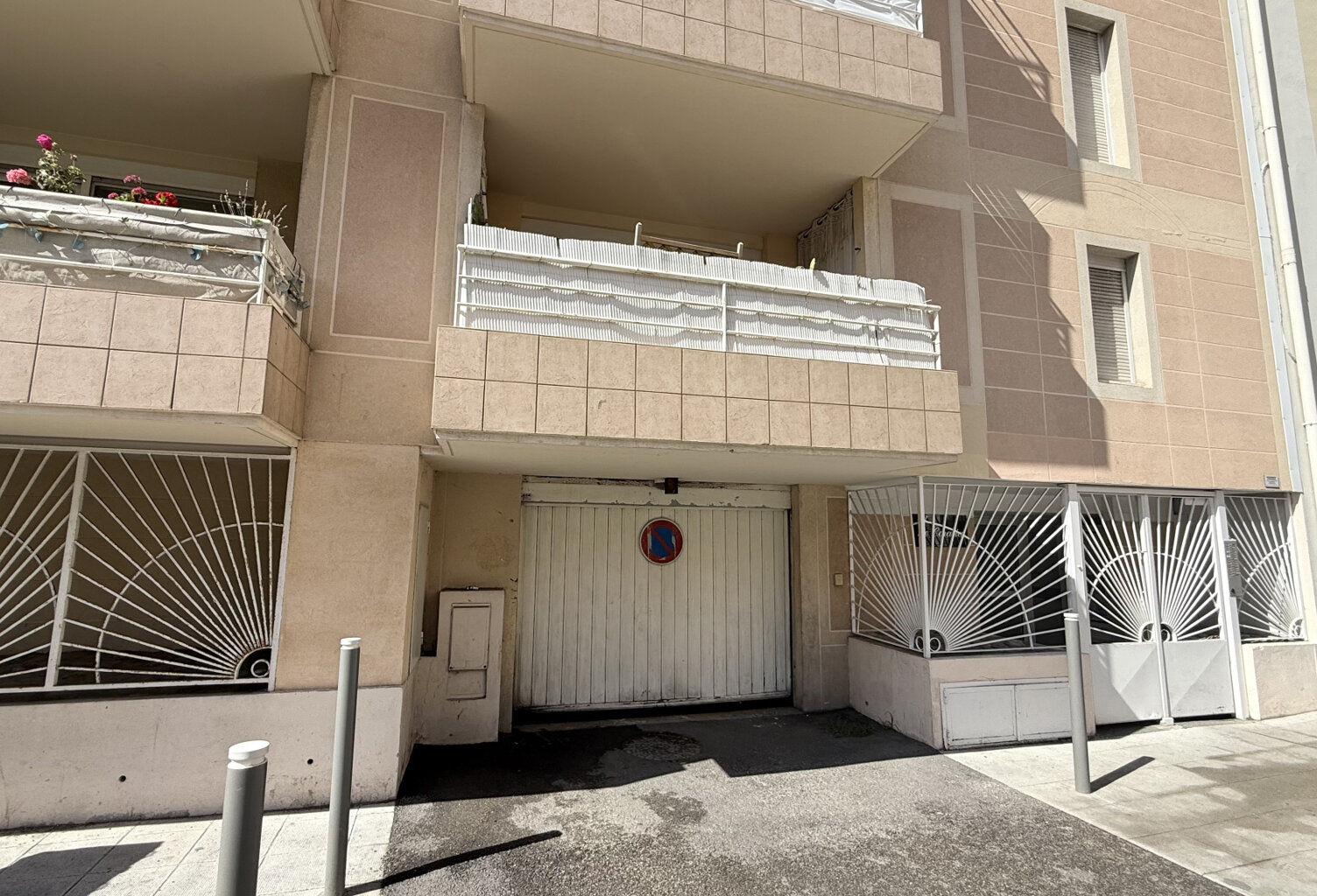 NICE OUEST Avenue Frémont : Parking Privatif - Quartier Oues — photo 1