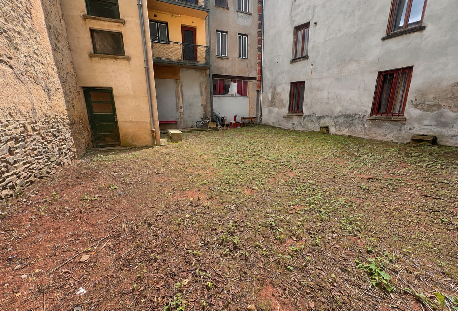 Plateau à aménager avec cour privative en plein centre de Ta — photo 1