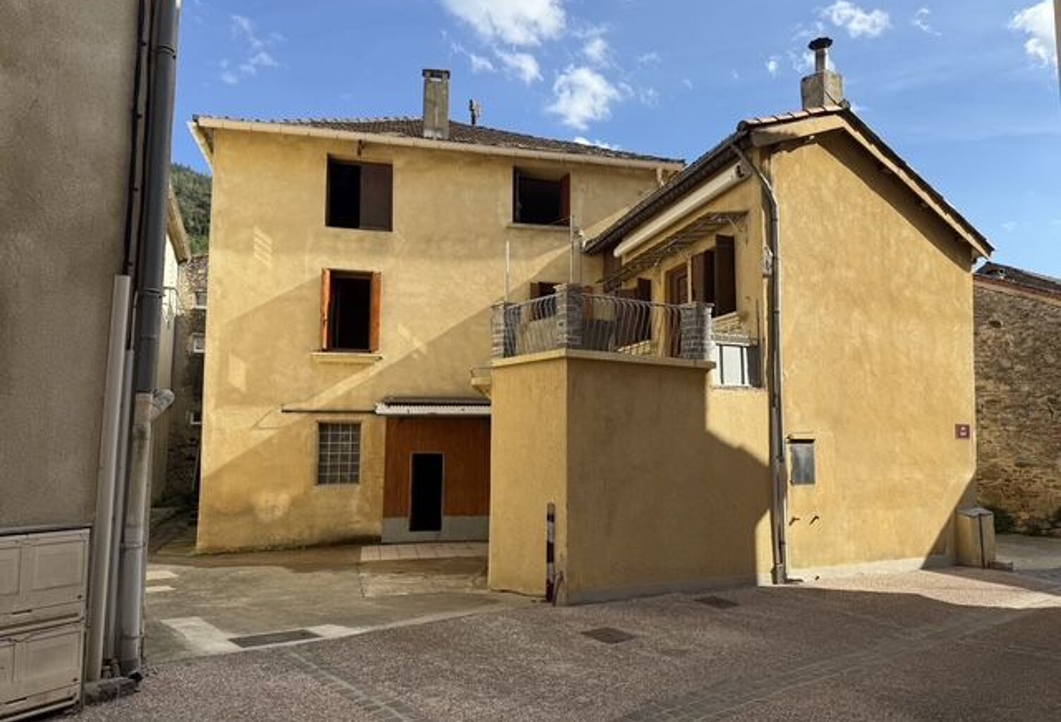 Maison de village avec garage et terrasse — photo 1