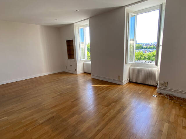 Vue Pyrénées - Appartement  4 pièces - 115 m2 - Secteur Place de Verdun - Lamartine — photo du bien