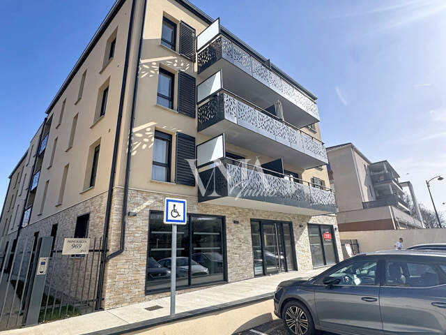 Exclusivité au coeur de JASSANS ! dernier local commercial a — photo du bien