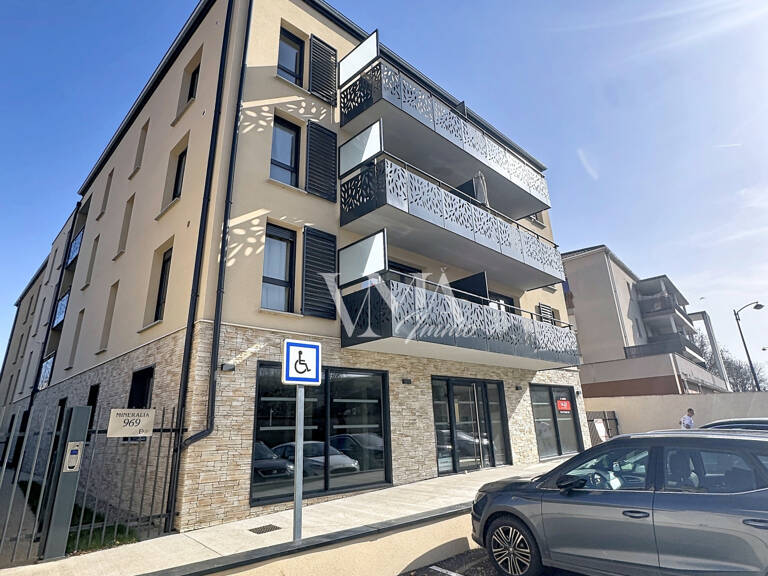 Exclusivité au coeur de JASSANS ! dernier local commercial a — photo 1