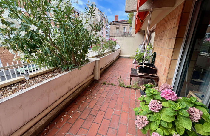 T2 avec terrasse et ascenseur proche Jeanne d' Arc et Matabi — photo 2