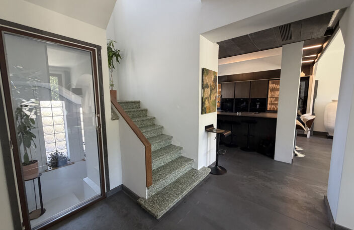 Maison 5 pièces de 240m2 entièrement rénovée proche Cité au — photo 3