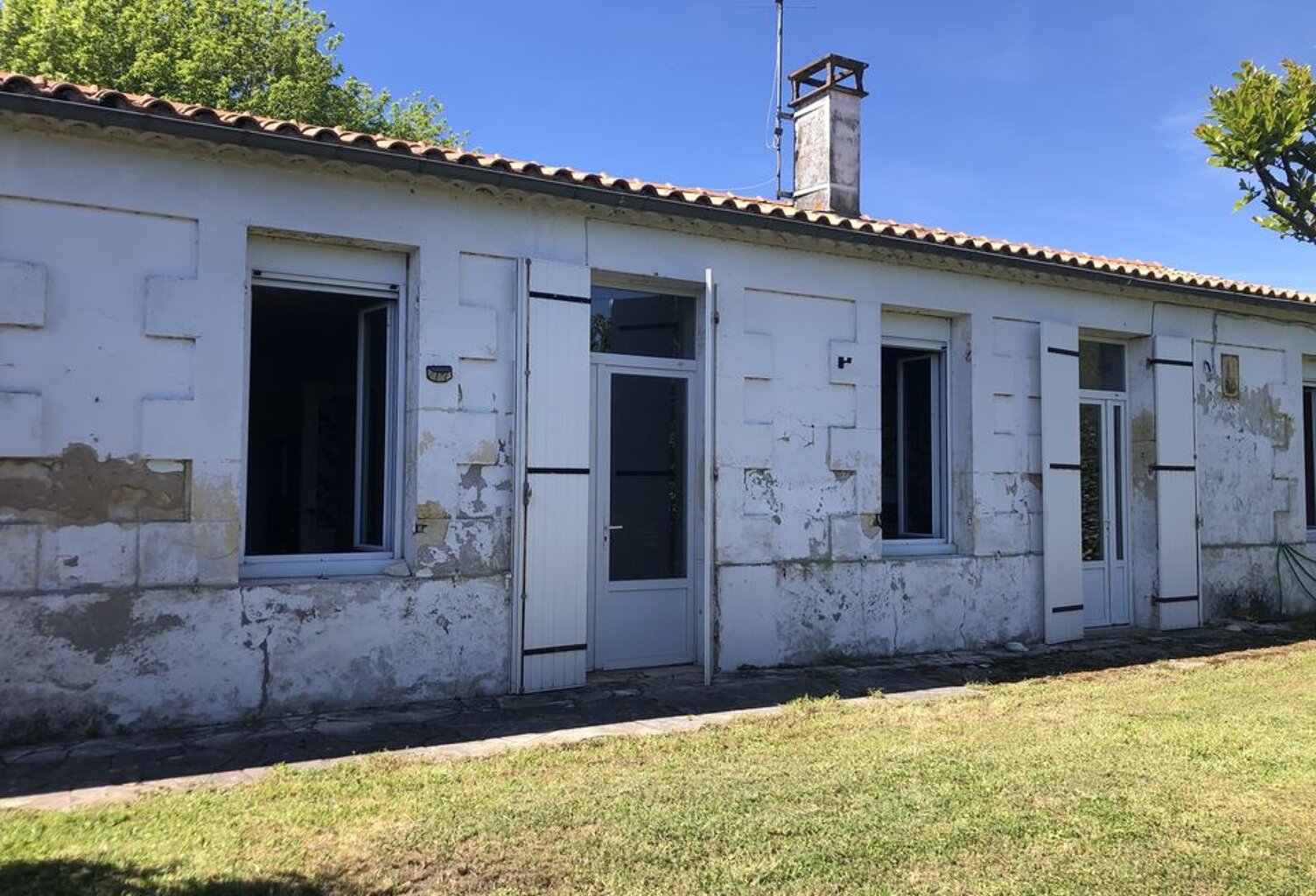 MAISON MEDOCAINE EN PIERRE A RENOVER 3 CHAMBRES GARAGE GRAND — photo 1
