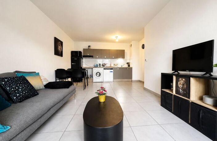 T3 AVEC TERRASSE, BOX & ASCENSEUR ! — photo 2