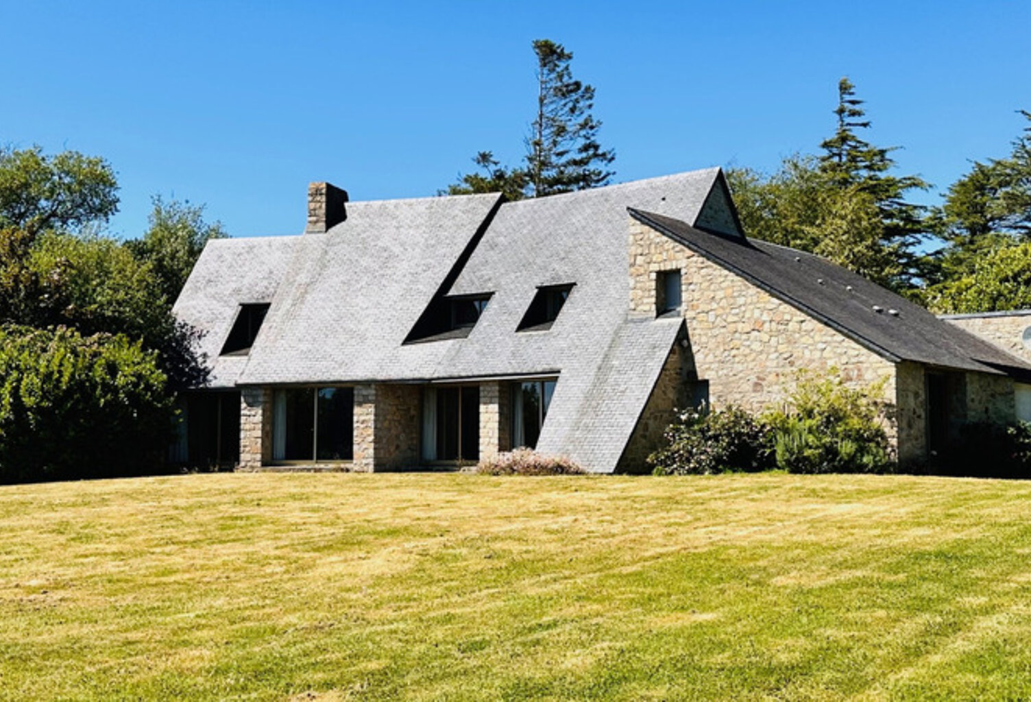 Signature Architecturale et Horizon Marin : Une Œuvre d’Yves Guilloux — photo 1