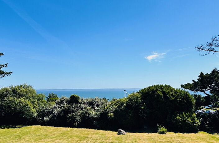 Signature Architecturale et Horizon Marin : Une Œuvre d’Yves Guilloux — photo 4