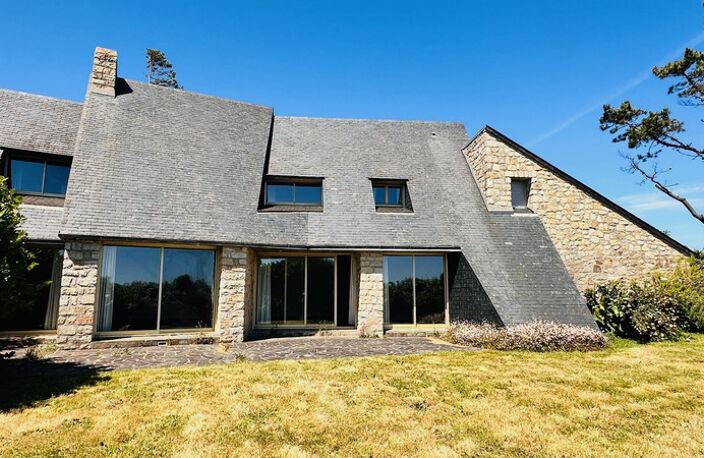 Signature Architecturale et Horizon Marin : Une Œuvre d’Yves Guilloux — photo 5
