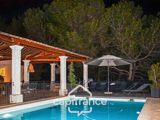 ELEGANCE NATURE et PREStIGE sur le golf de pont royal VILLA  élevée d'un étage d'une surface totale  190 m2 avec vue dégagée  établie sur 1700 2 de terrain,  piscine sécurisée , dépendances — photo du bien