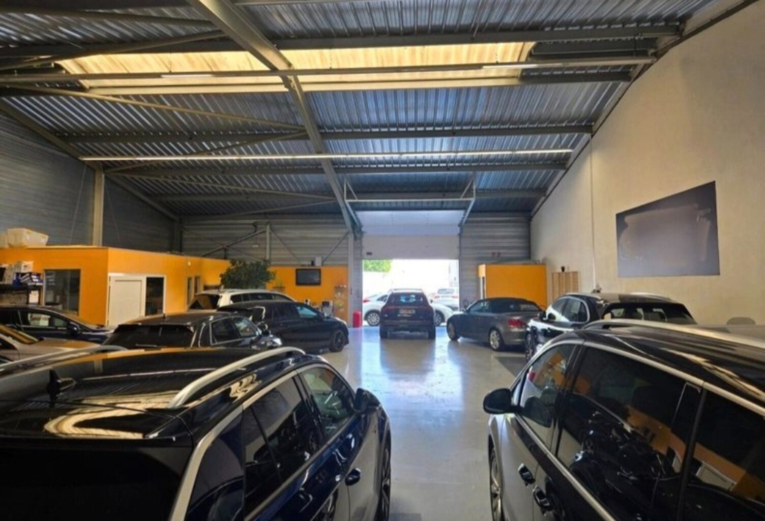 LOCAL COMMERCIAL / ENTREPÔT / GARAGE AVEC BUREAUX À LOUER / SECTEUR TOURS NORD 37 ) — photo 1