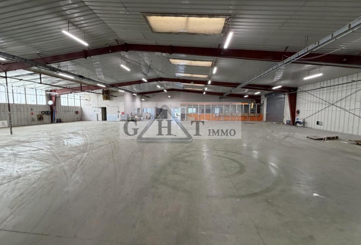 ENTREPOT 2000 M² SUR 6000 M² DE TERRAIN A VENDRE A FAREMOUTIERS — photo 1